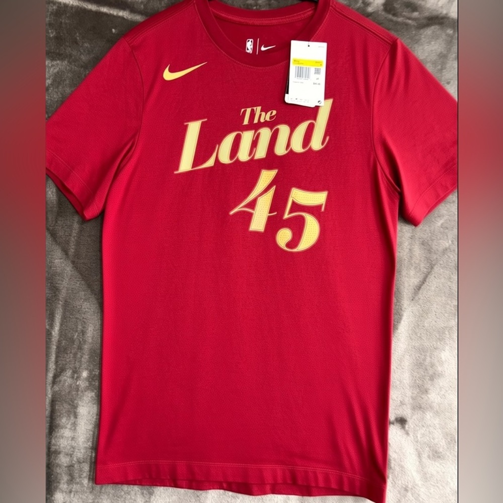 Cleveland Cavaliers T-Shirt Men Small Red Donovan Mitchell #45 Nike NBA The Land